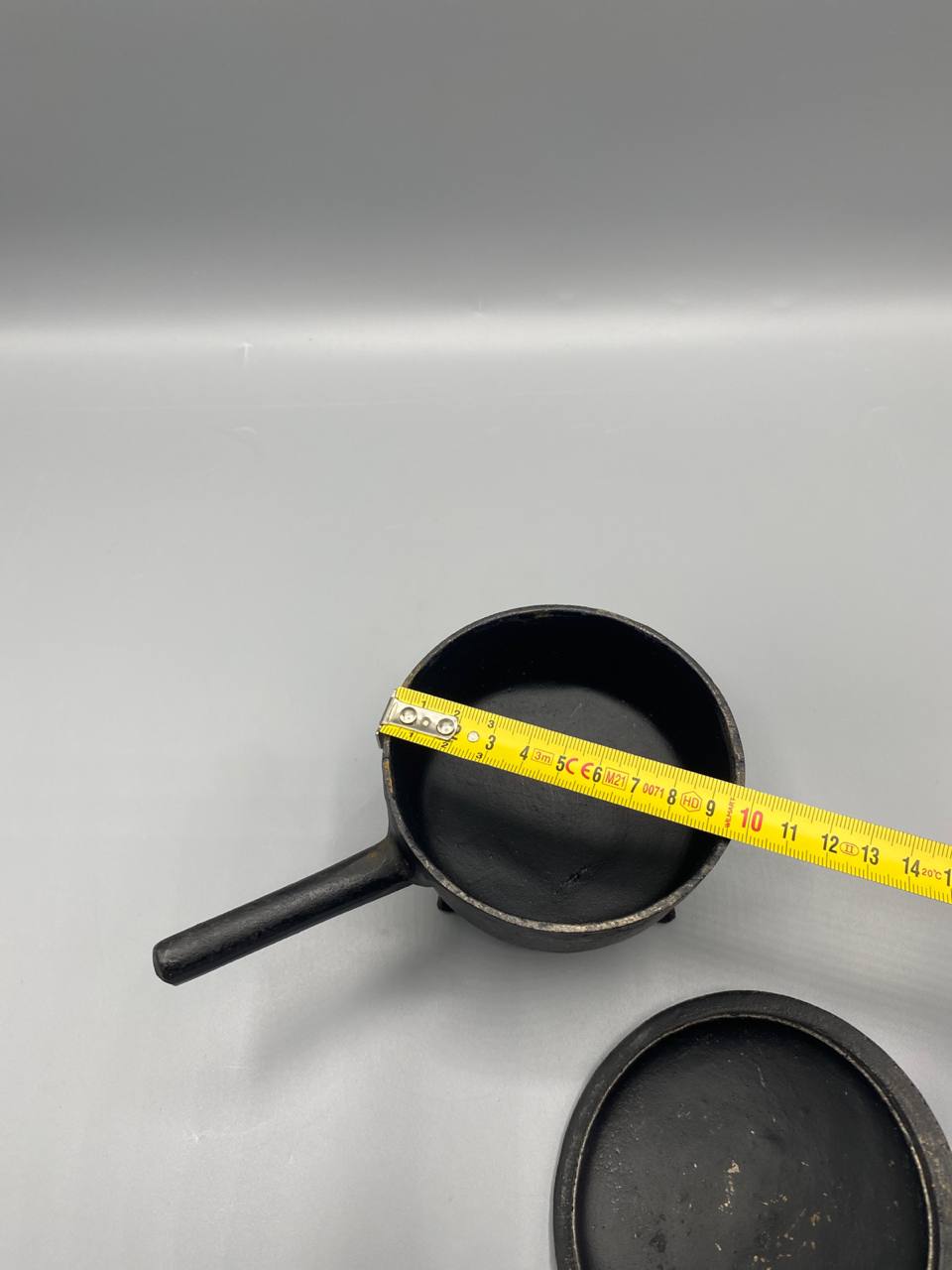 Mesure diamètre intérieur cocotte fonte noire environ 10 cm mètre visible