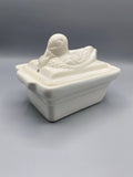 Plat terrine porcelaine blanche couvercle canard sculpté en relief vue de face