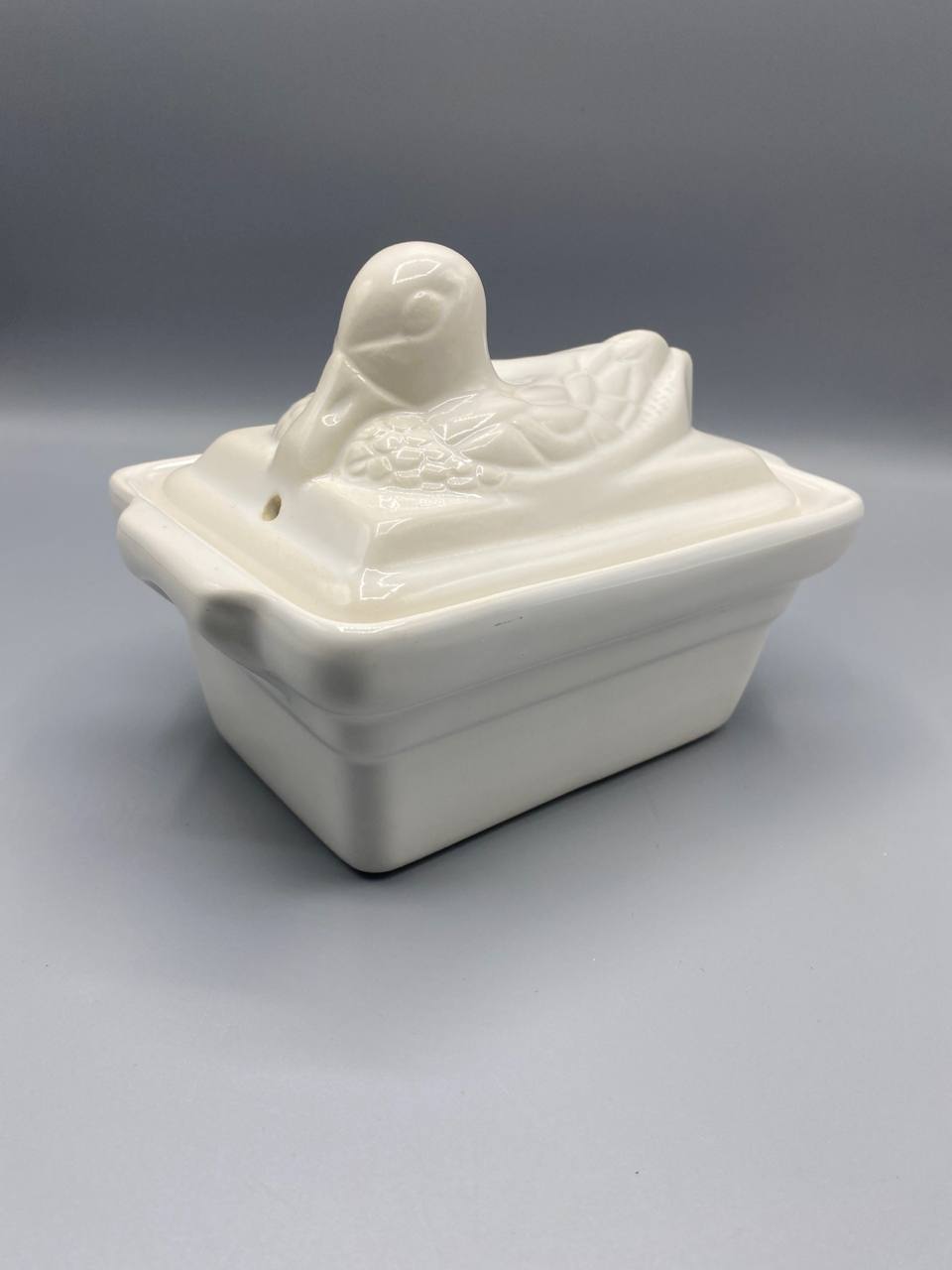 Plat terrine porcelaine blanche couvercle canard sculpté en relief vue de face