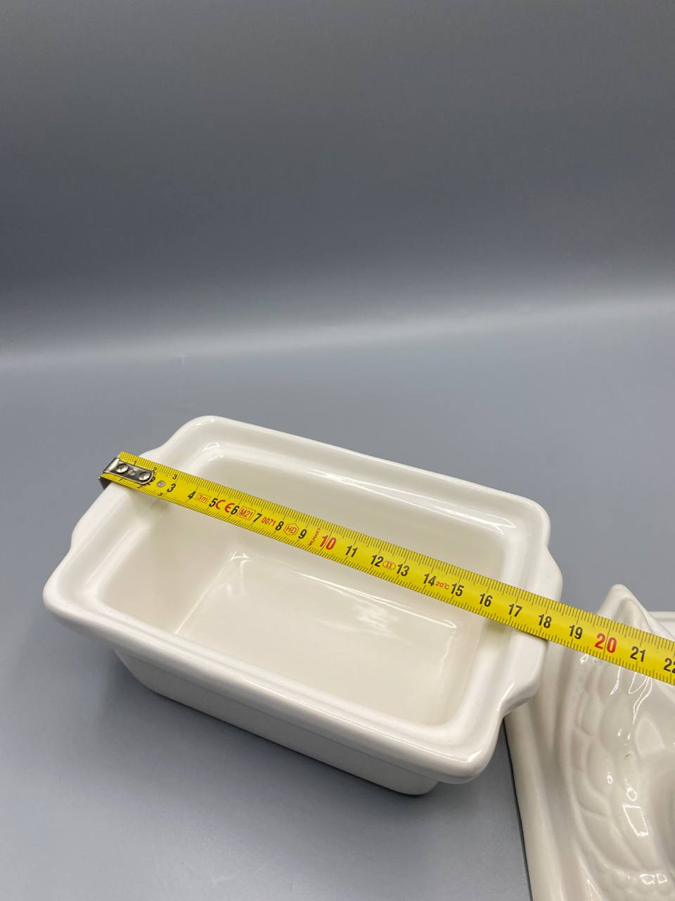 Mesure longueur intérieure plat terrine porcelaine blanche environ 15 cm mètre visible
