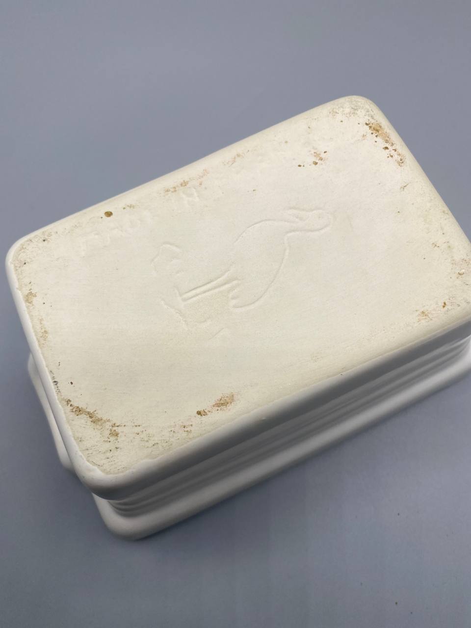Vue de dessous plat terrine porcelaine blanche tampon moulé base traces usage normales