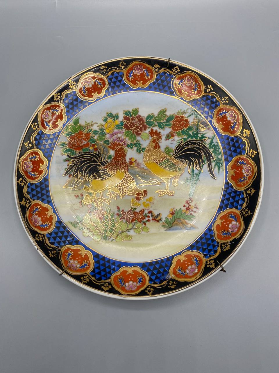 Grand plat mural japonais porcelaine décor coqs pivoines style Kutani Imari vue de face