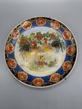 Grand plat mural japonais porcelaine décor coqs pivoines style Kutani Imari vue de face