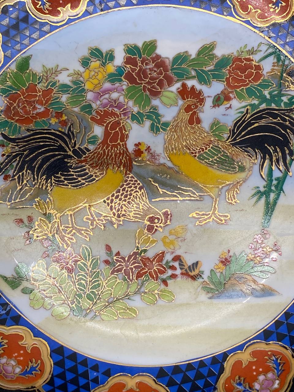 Gros plan décor central coqs poules pivoines bambous rehauts or porcelaine japonaise
