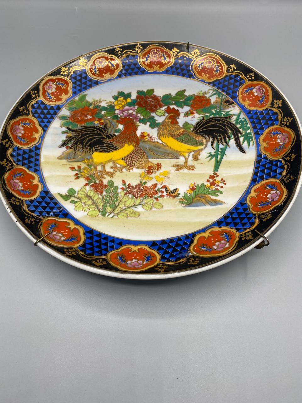 Vue de trois quarts plat mural japonais porcelaine marli bleu cobalt médaillons rouges or