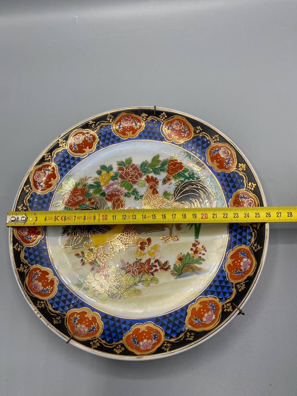 Mesure diamètre plat mural japonais porcelaine environ 26 cm mètre visible
