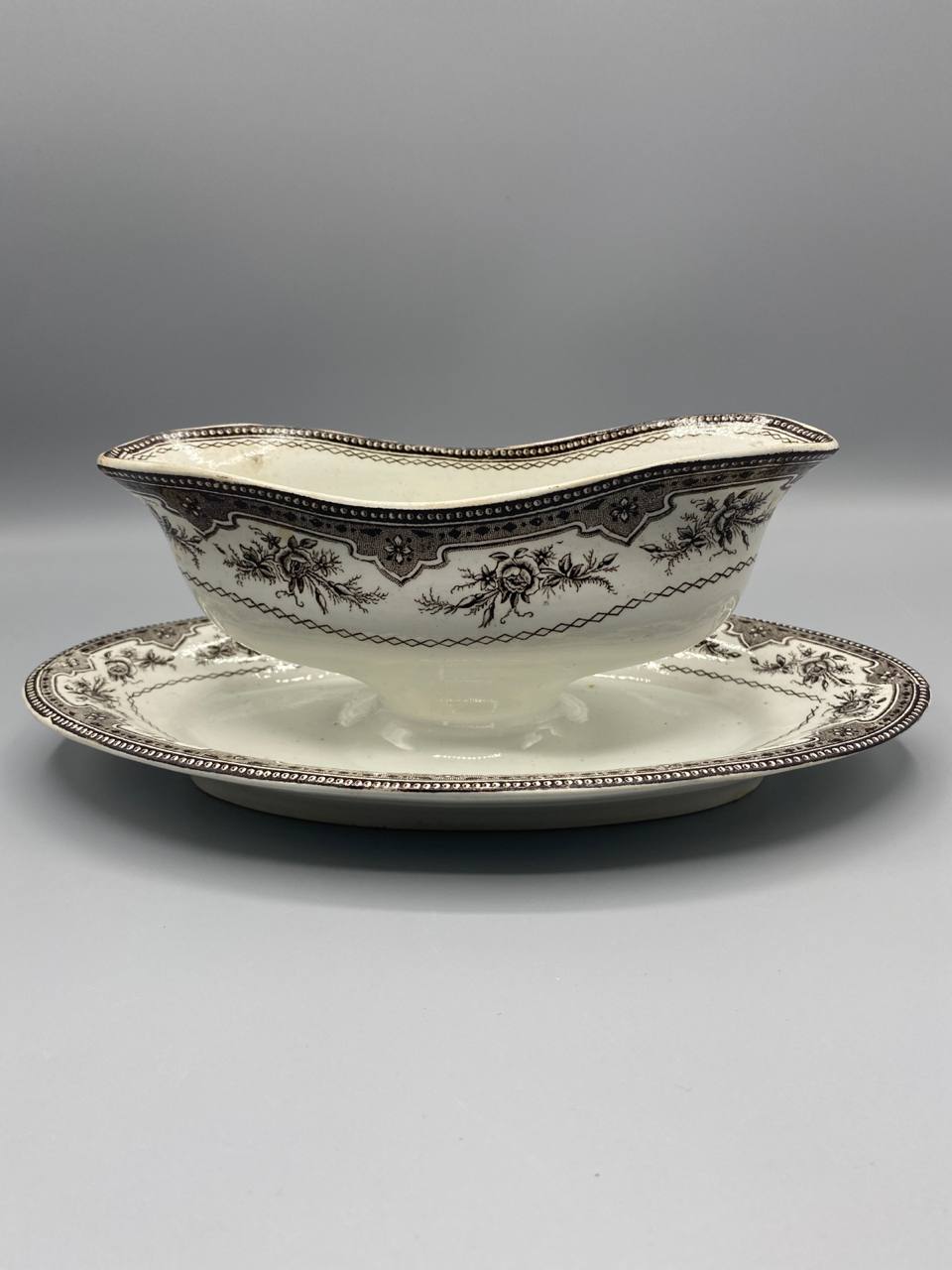Saucière ancienne avec dormant faïence fine décor floral sépia vue de face
