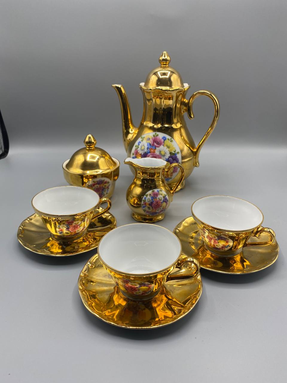 Service à café 8 pièces porcelaine dorée Bareuther Bavaria décor floral vue d'ensemble