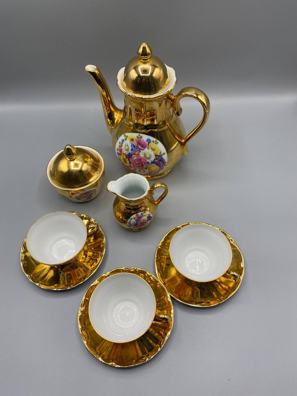 Vue de dessus service café porcelaine dorée Bareuther cafetière sucrier crémier 3 tasses soucoupes