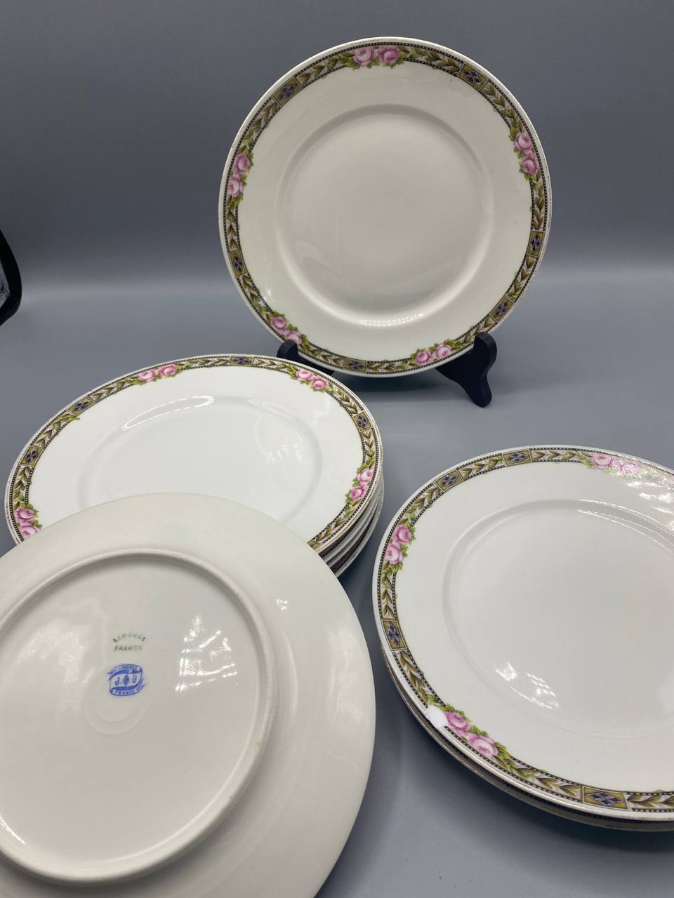 Vue de dos assiette porcelaine Limoges tampon J.P. France pastille bleue ovale