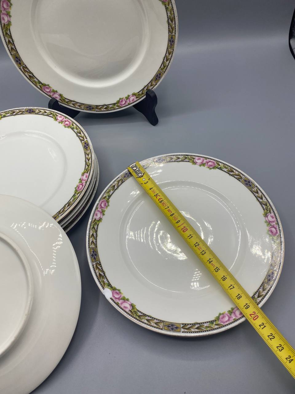 Mesure diamètre assiette dessert porcelaine Limoges environ 20 cm mètre visible