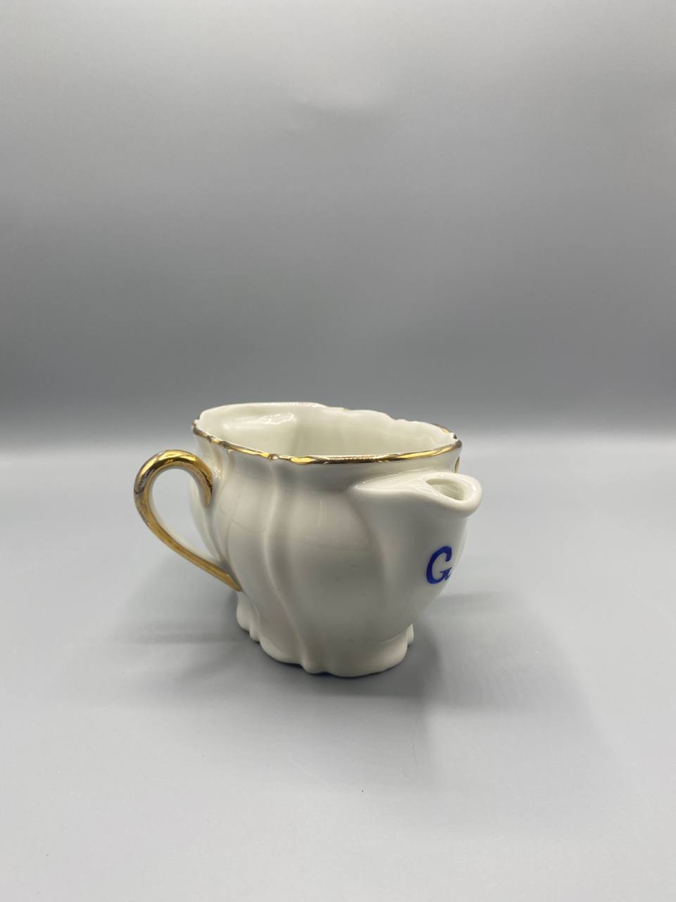 Saucière porcelaine blanche côtelée filet doré monogramme bleu cobalt vue de face anse dorée