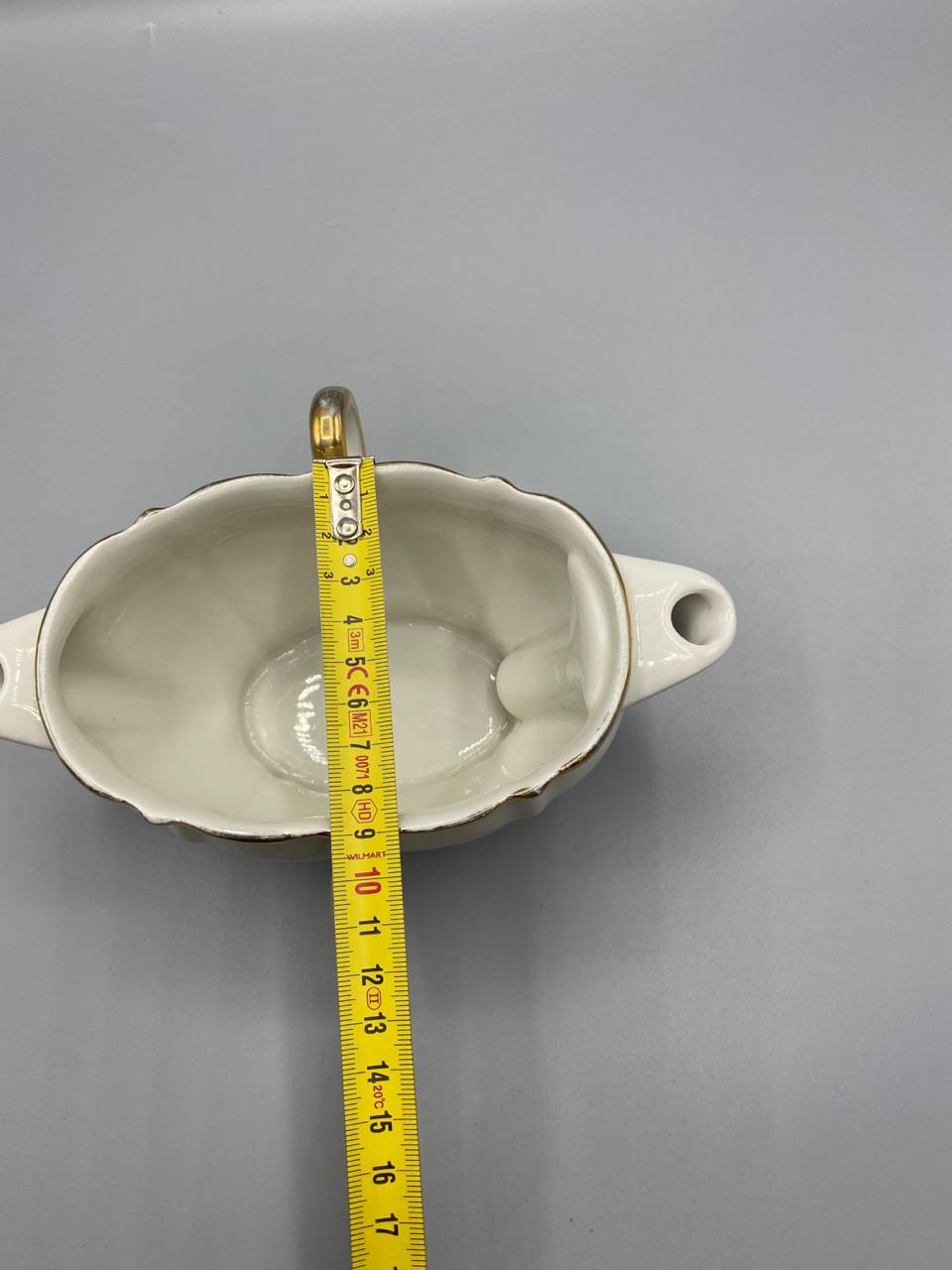 Vue de dessus saucière porcelaine blanche mesure largeur intérieure environ 13 cm mètre visible