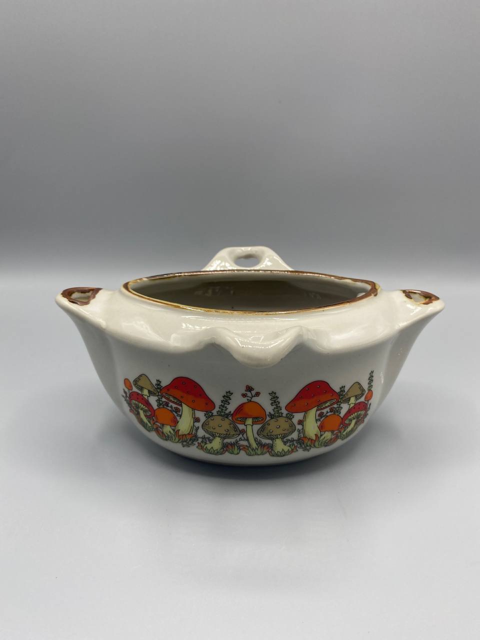 Saucière céramique blanche décor champignons polychromes frise amanites rouges vue de face