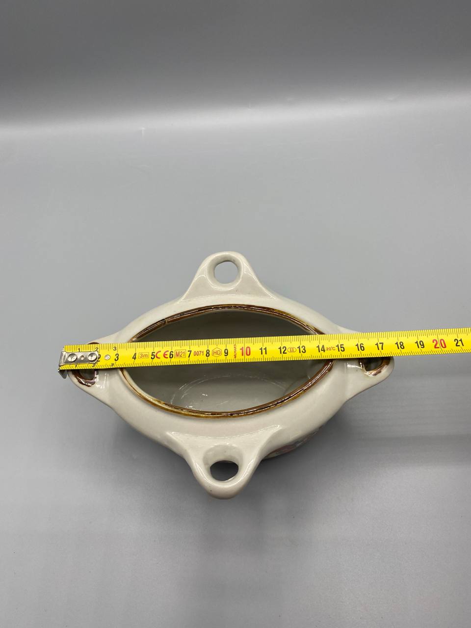 Vue de dessus saucière céramique blanche mesure largeur intérieure environ 12 cm mètre visible