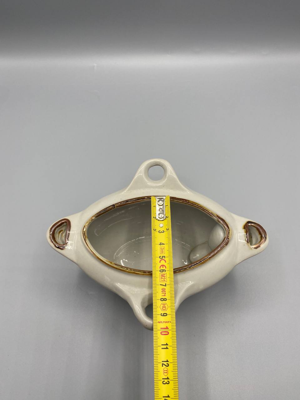 Vue de côté saucière céramique blanche mesure hauteur environ 10 cm mètre visible