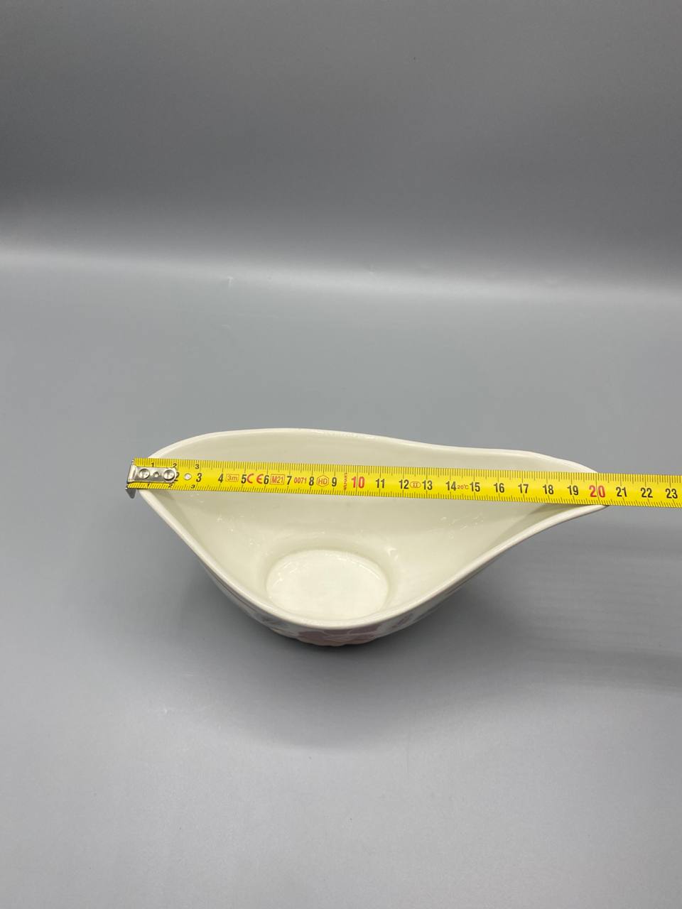 Vue de dessus saucière faïence fine mesure longueur environ 20 cm mètre visible