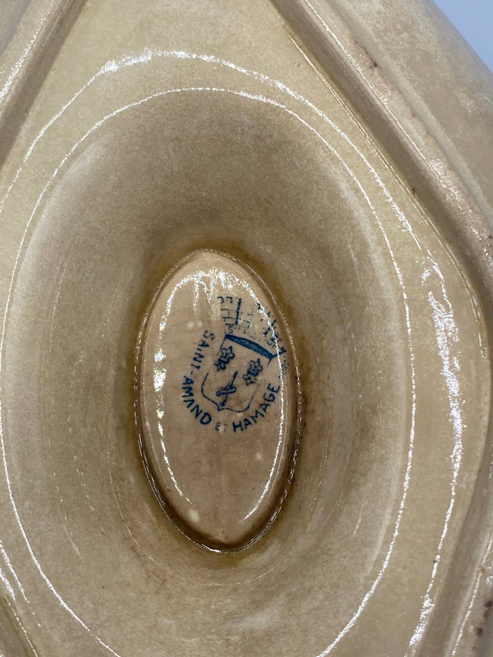 Vue de dessous saucière tampon bleu ovale Saint-Amand et Hamage armoiries
