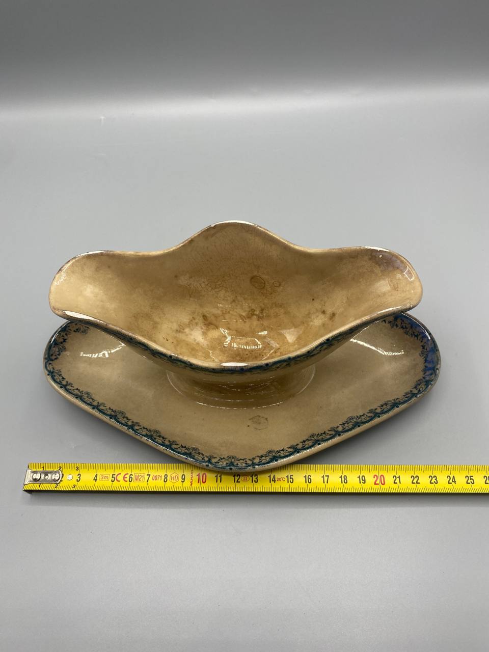 Vue de dessus saucière avec dormant mesure longueur environ 23 cm mètre visible intérieur patiné