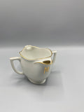 Saucière porcelaine blanche ivoire monogramme M doré deux anses filet or vue de face