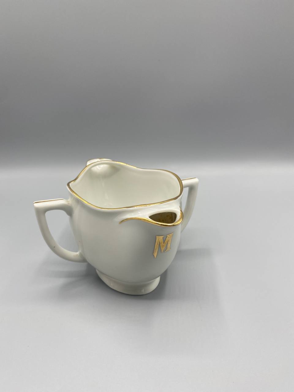 Saucière porcelaine blanche ivoire monogramme M doré deux anses filet or vue de face