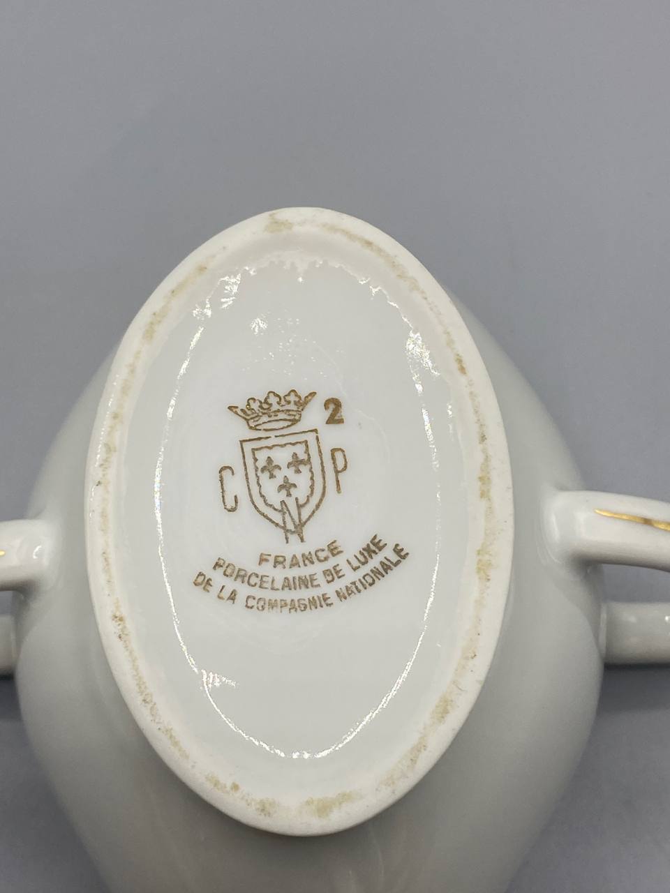 Vue de dessous saucière tampon or Compagnie Nationale Porcelaine de Luxe France armoiries