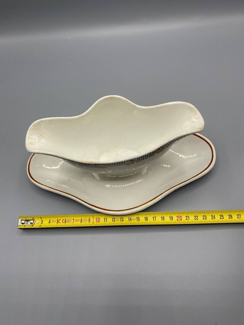 Vue de dessus saucière avec dormant mesure longueur environ 20 cm mètre visible