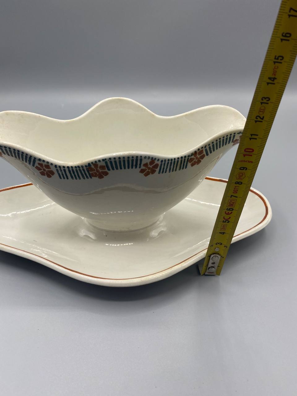 Vue de côté saucière faïence fine Ceranord mesure hauteur environ 10 cm mètre visible