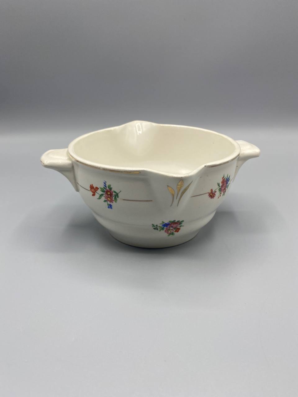 Saucière semi-porcelaine ivoire bouquets fleuris polychromes Moulins des Loups vue de face