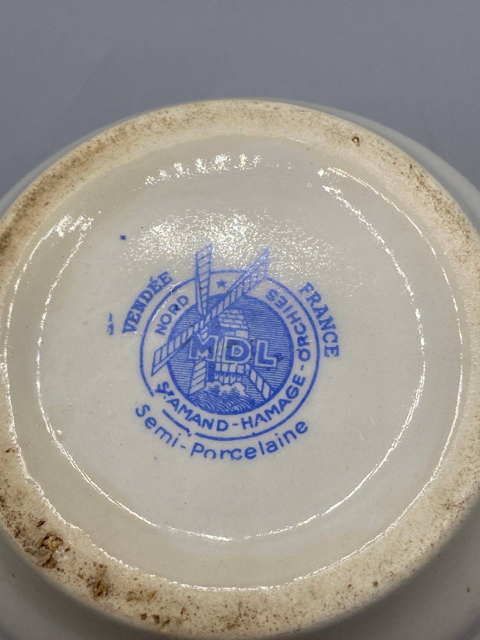 Vue de dessous saucière tampon bleu MDL Moulins des Loups Saint-Amand Hamage Orchies Nord France Semi-Porcelaine