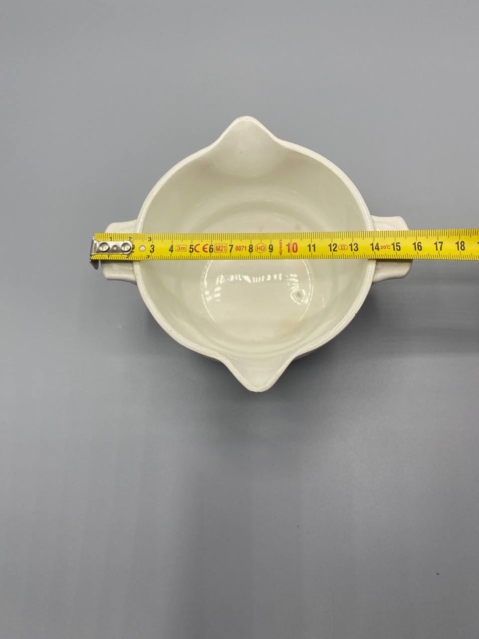 Vue de dessus saucière semi-porcelaine mesure largeur hors tout environ 16 cm mètre visible