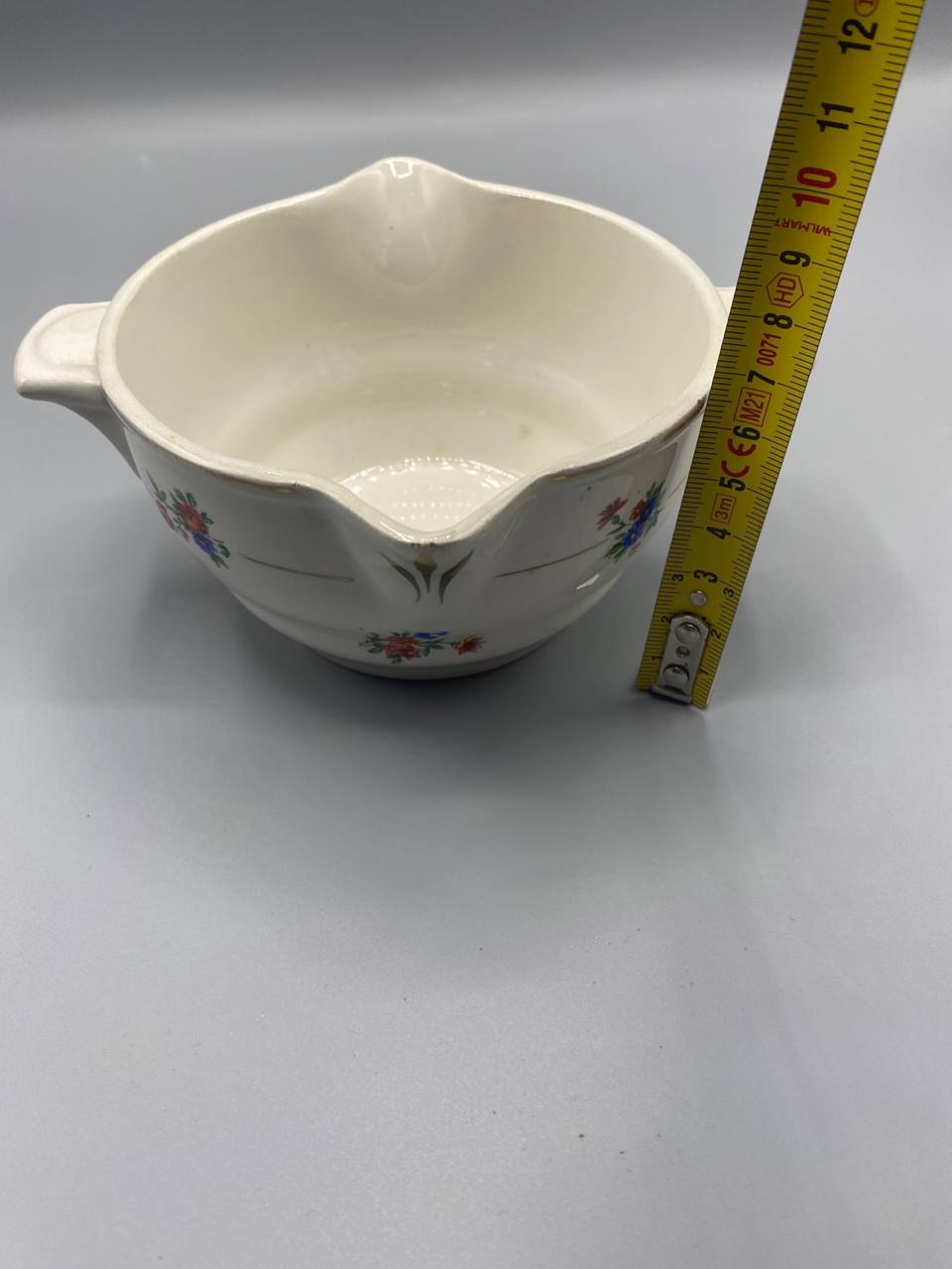 Vue de côté saucière semi-porcelaine mesure hauteur environ 8 cm mètre visible