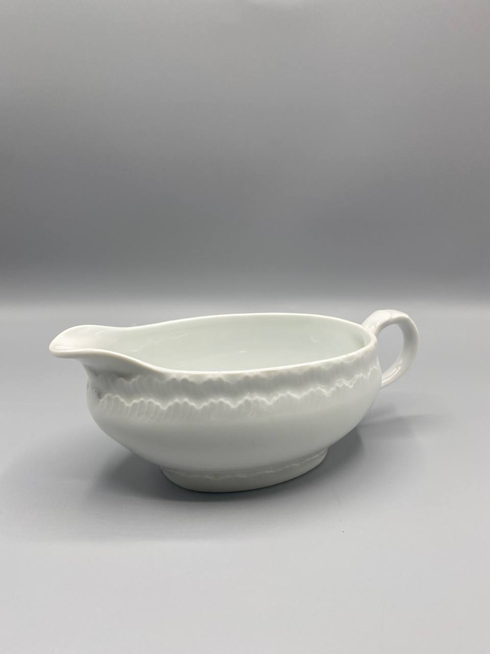 Saucière porcelaine blanche relief torsadé style Pillivuyt vue de dessus