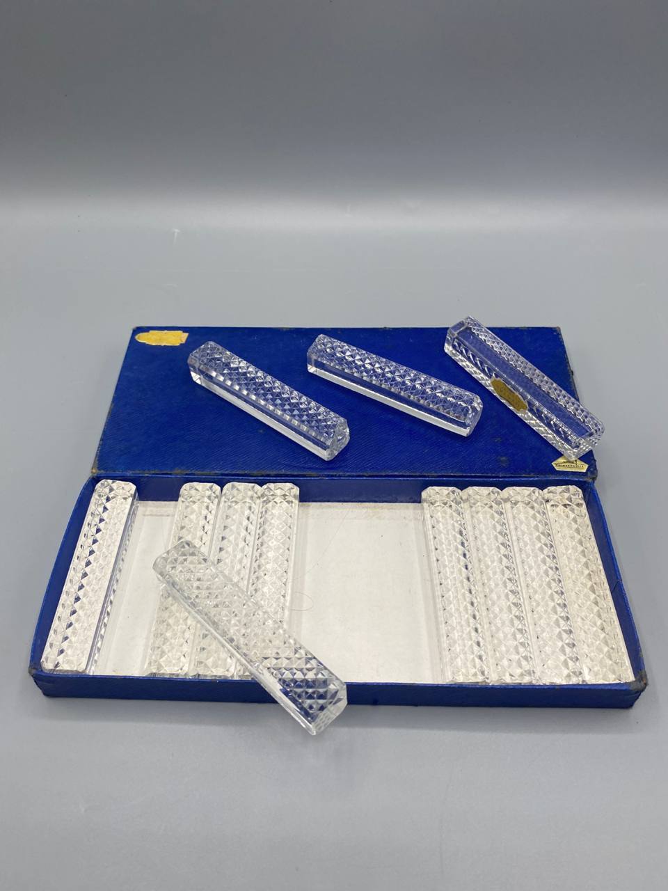 12 porte-couteaux cristal taillé facettes diamant Steinachhütte boîte origine bleue ouverte vue d’ensemble