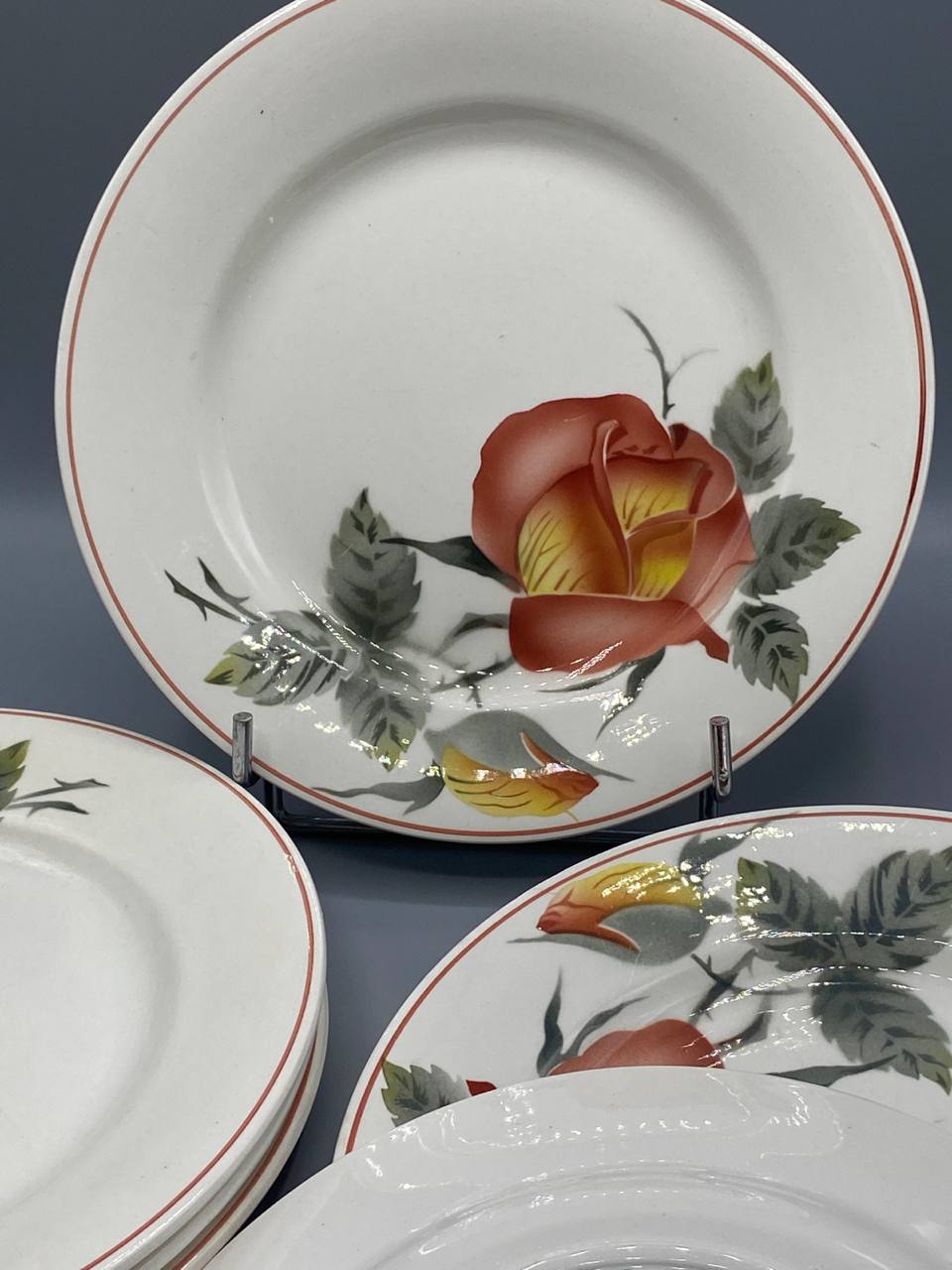 Gros plan assiette creuse faïence Digoin décor Maréchale Niel rose thé orangee feuillage gris-vert