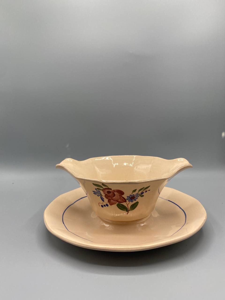 Saucière avec dormant faïence crème saumonée décor floral coquelicot bleuets Digoin Sarreguemines vue de face