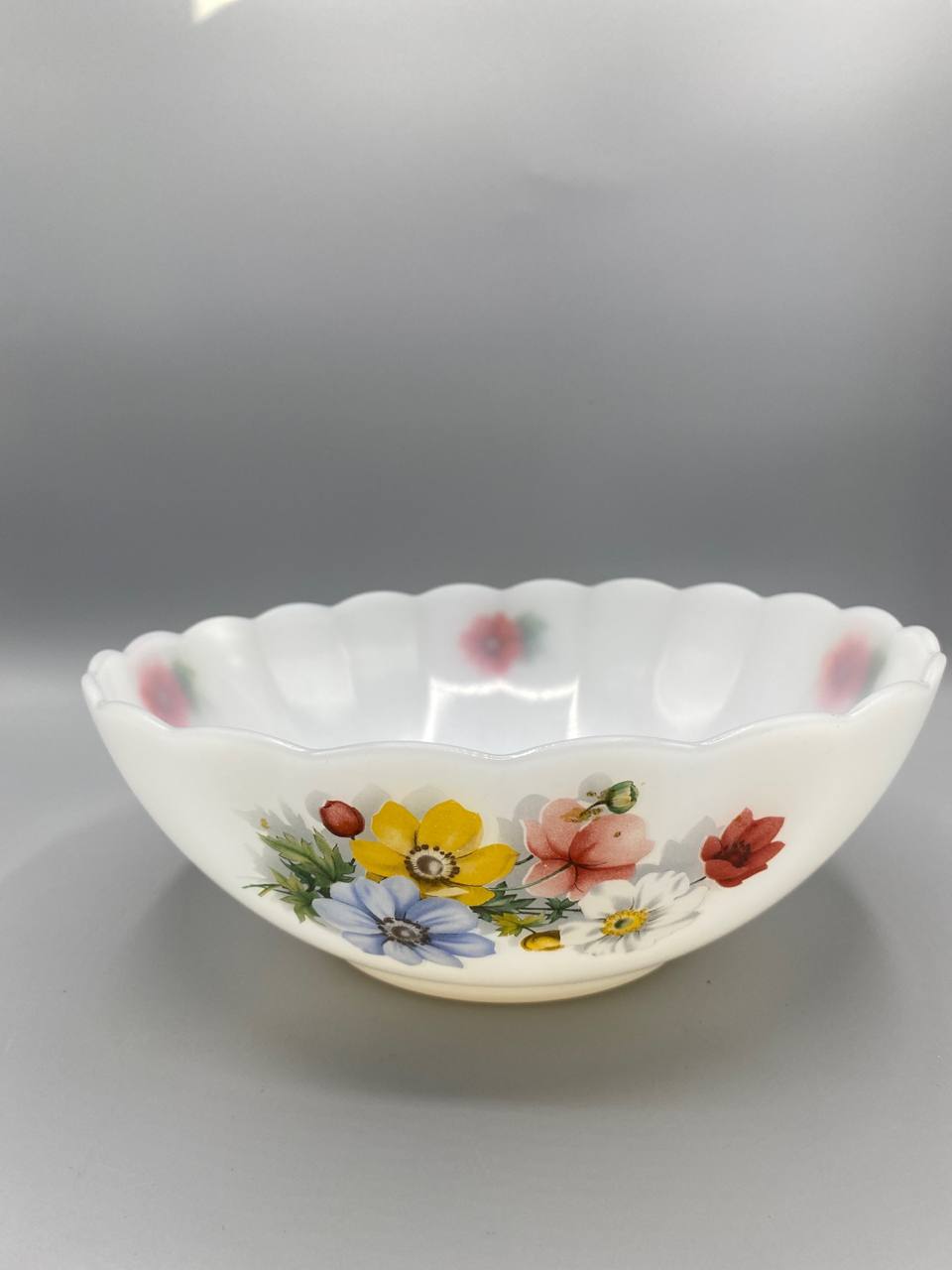 Saladier verre opal Arcopal décor Fleurs de France bord festonné vue de face bouquet anémones