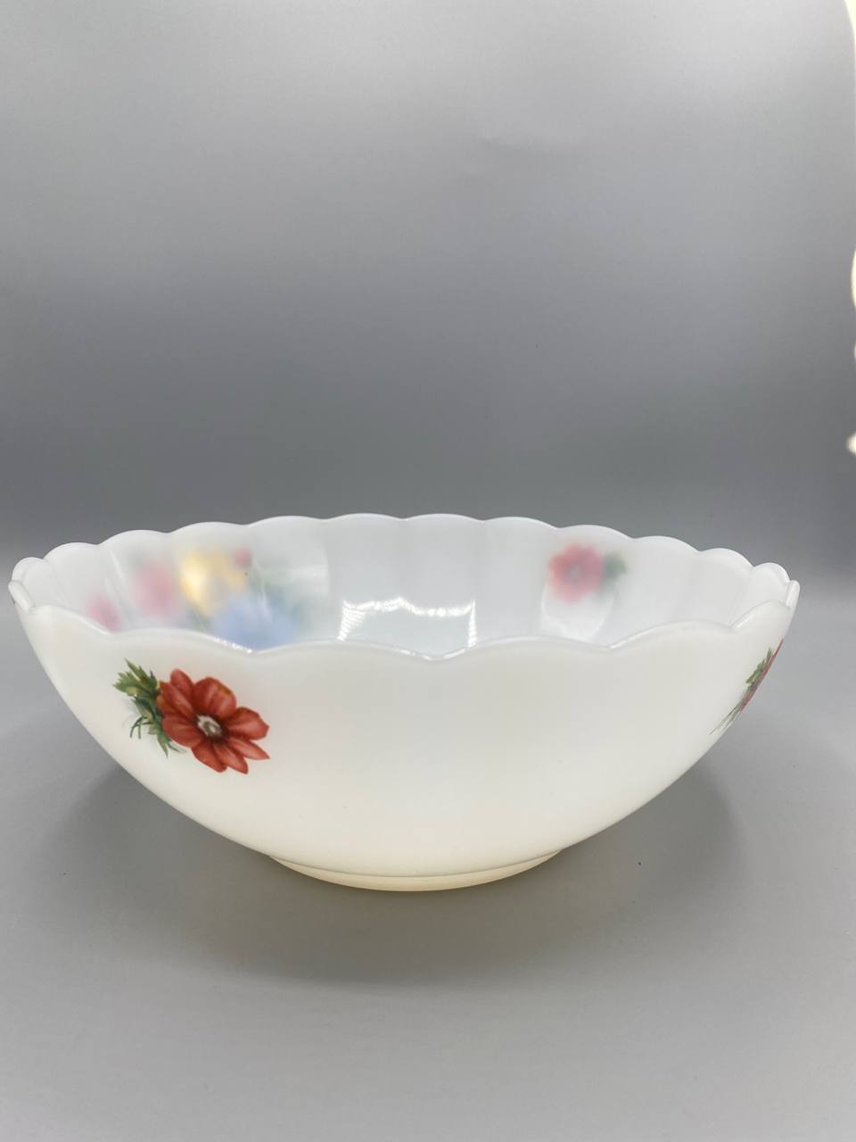 Vue de trois quarts saladier Arcopal verre opal blanc laiteux décor floral coloré
