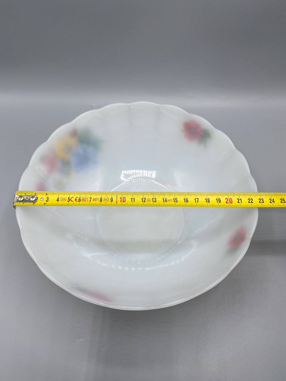 Vue de dessus saladier Arcopal Fleurs de France mesure diamètre 22 cm mètre visible