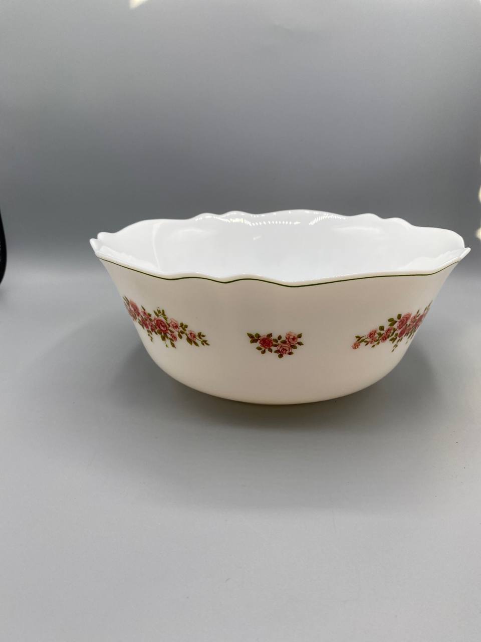 Saladier verre opal Arcopal décor roses miniatures guirlande rose rouge bord festonné vue de face