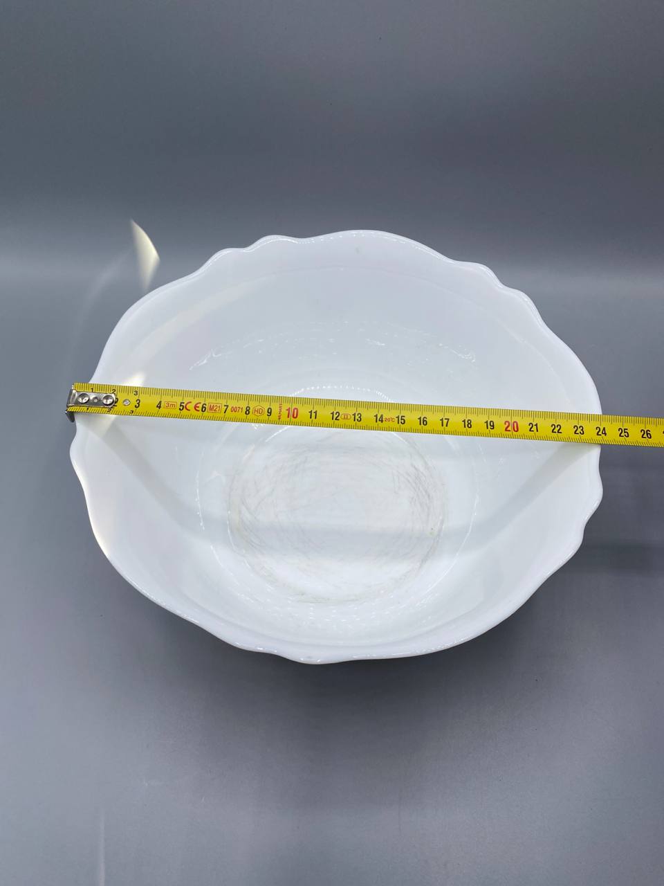 Vue de dessus saladier Arcopal verre opal blanc mesure diamètre 23 cm mètre visible