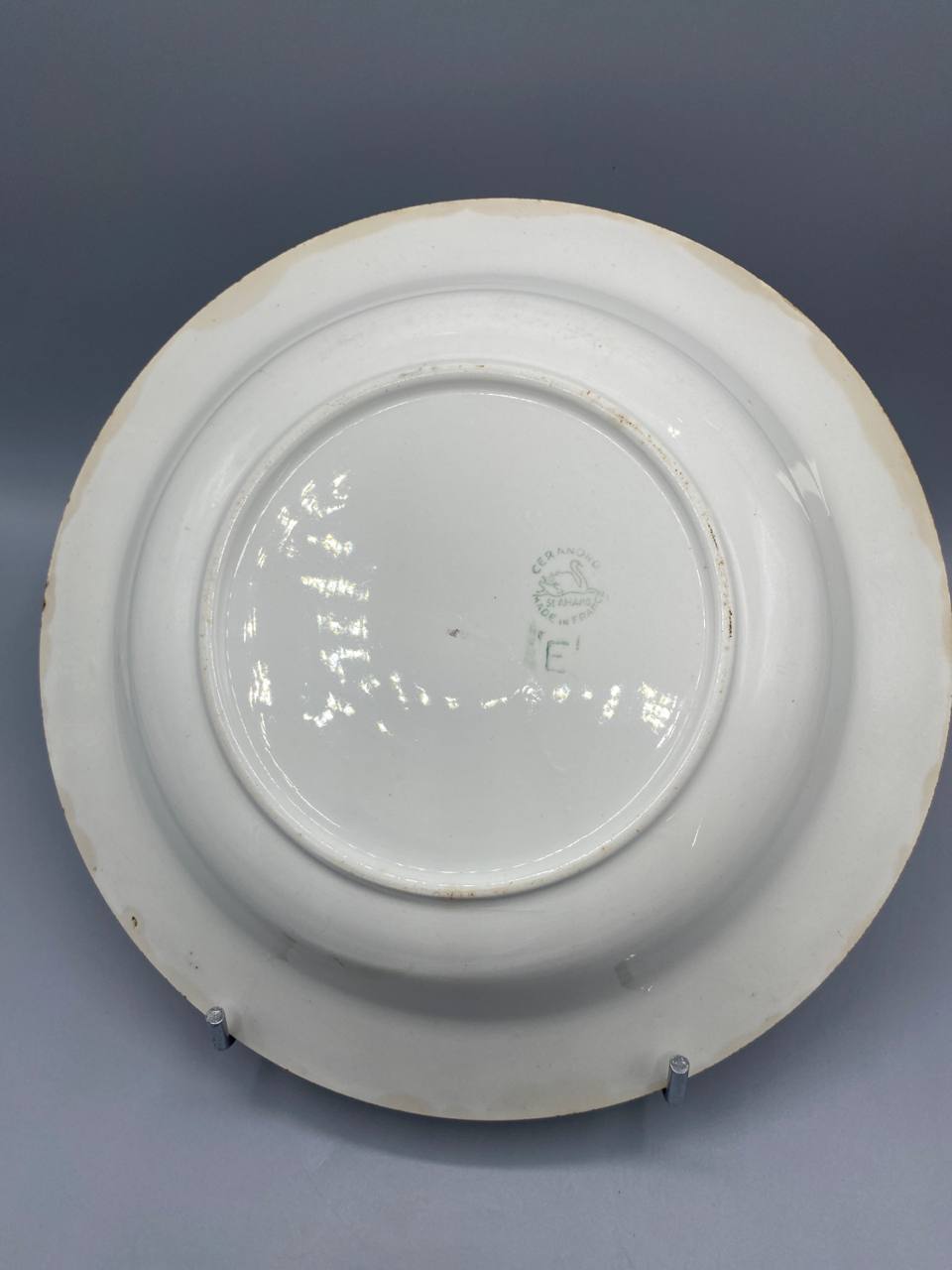 Revers plat creux faïence tampon manufacture lettre E