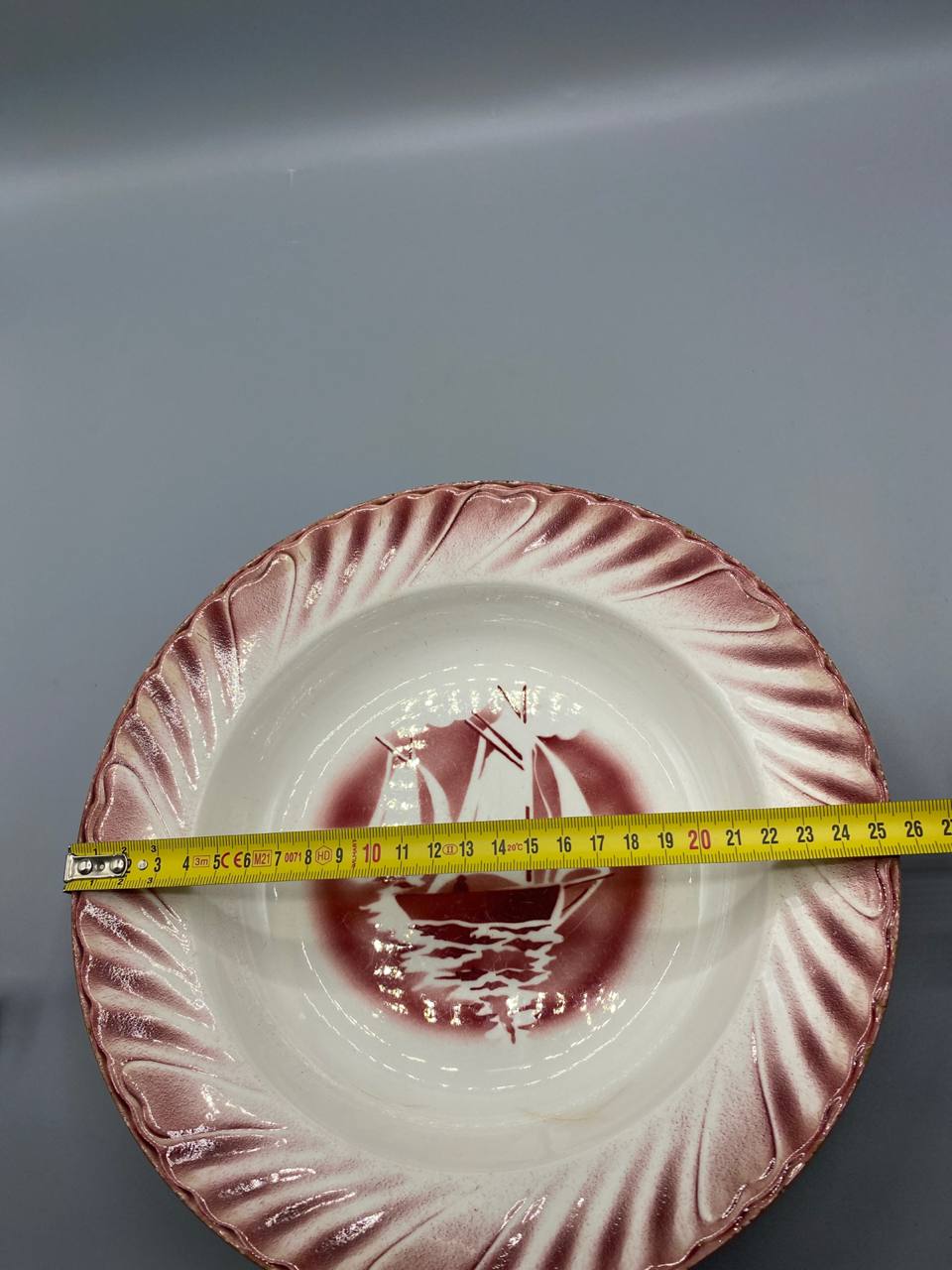 Vue de dessus plat creux faïence décor goélette mesure diamètre 24 cm mètre visible