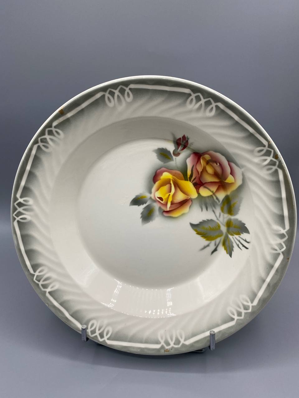 Plat creux faïence Digoin Sarreguemines décor Odile deux roses thé jaune rose bord torsadé godrons vue de face