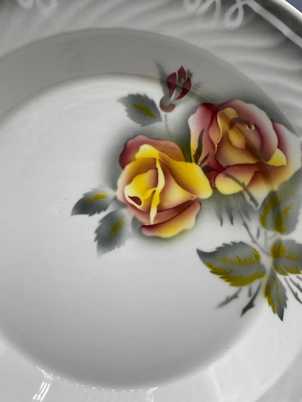 Gros plan décor Odile roses thé jaune rose bouton bordeaux feuillage vert-gris faïence Digoin Sarreguemines