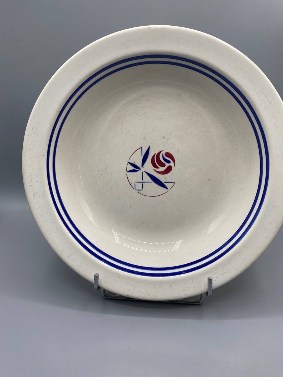 Plat creux faïence Sarreguemines décor Marianne motif Art Déco feuilles bleu cobalt spirale bordeaux double filet vue de face