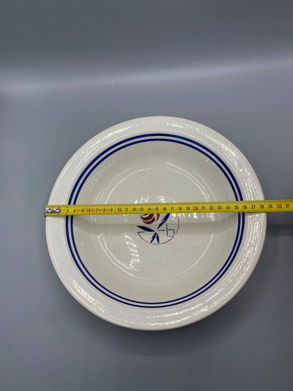Vue de dessus plat creux faïence Sarreguemines décor Marianne mesure diamètre 28 cm mètre visible