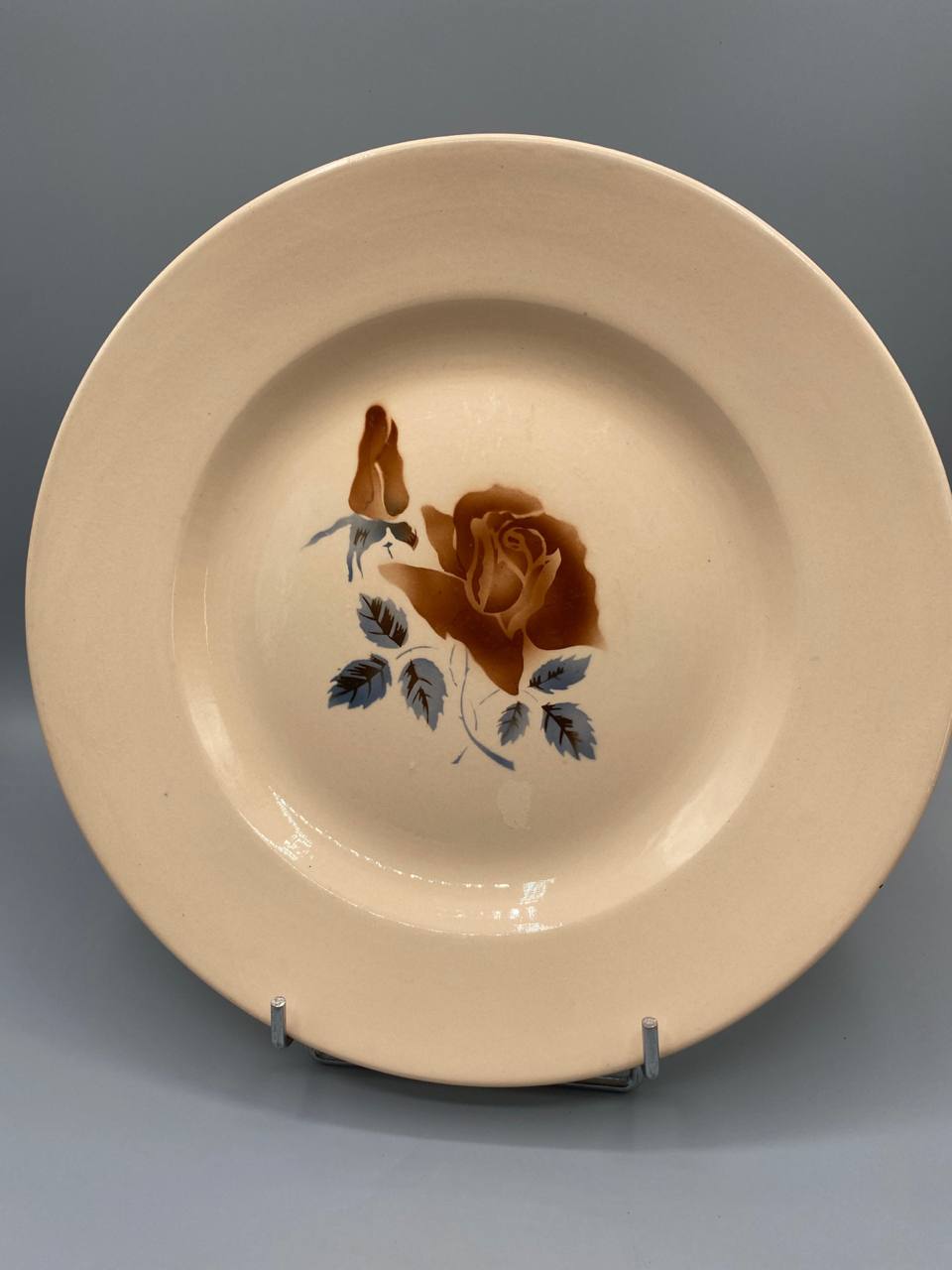 Plat faïence crème saumonée Digoin Sarreguemines grande rose ambrée feuillage bleu-gris vue de face