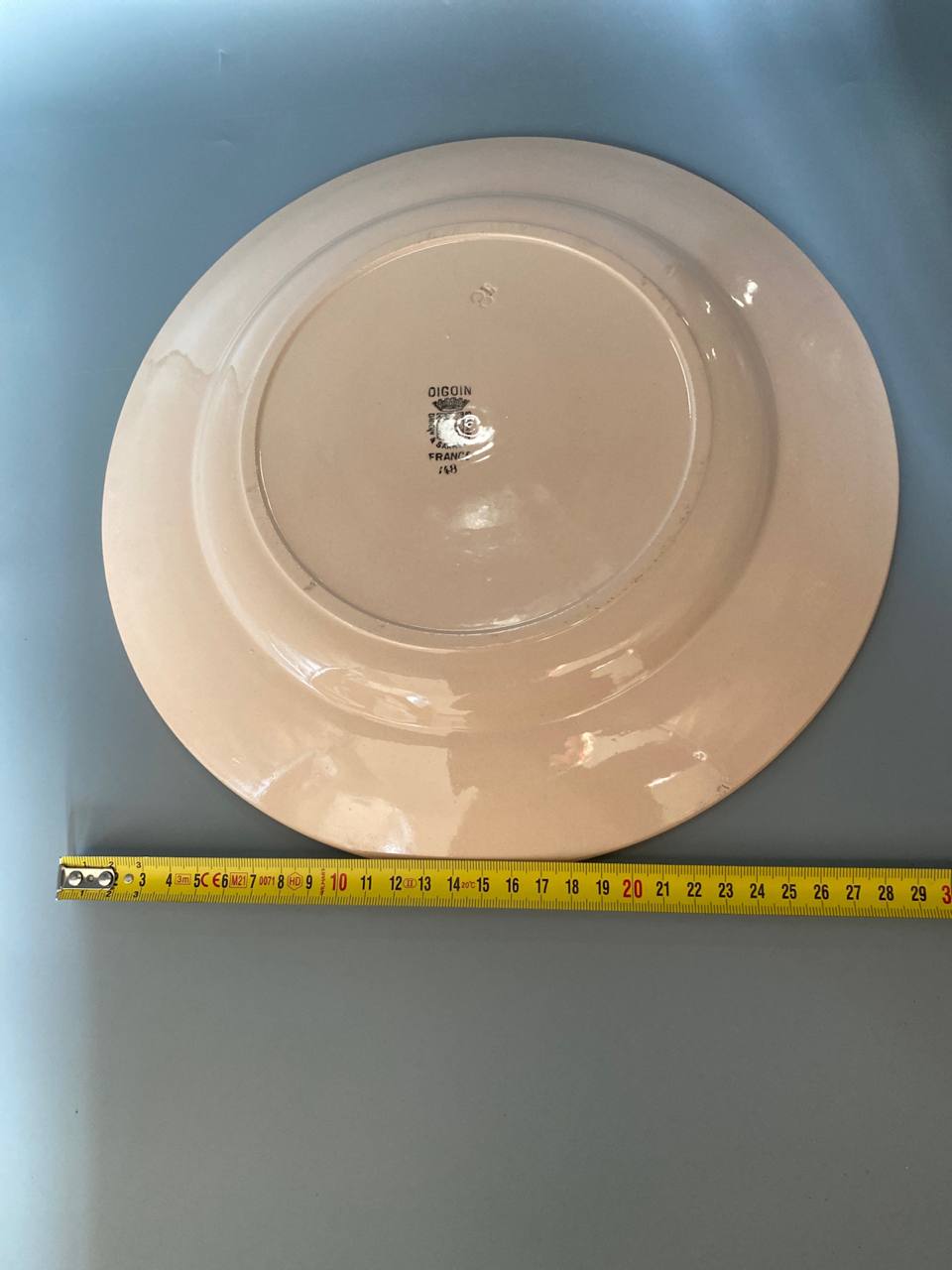 Revers plat faïence crème saumonée Digoin Sarreguemines France 148 mesure diamètre 27 cm mètre visible