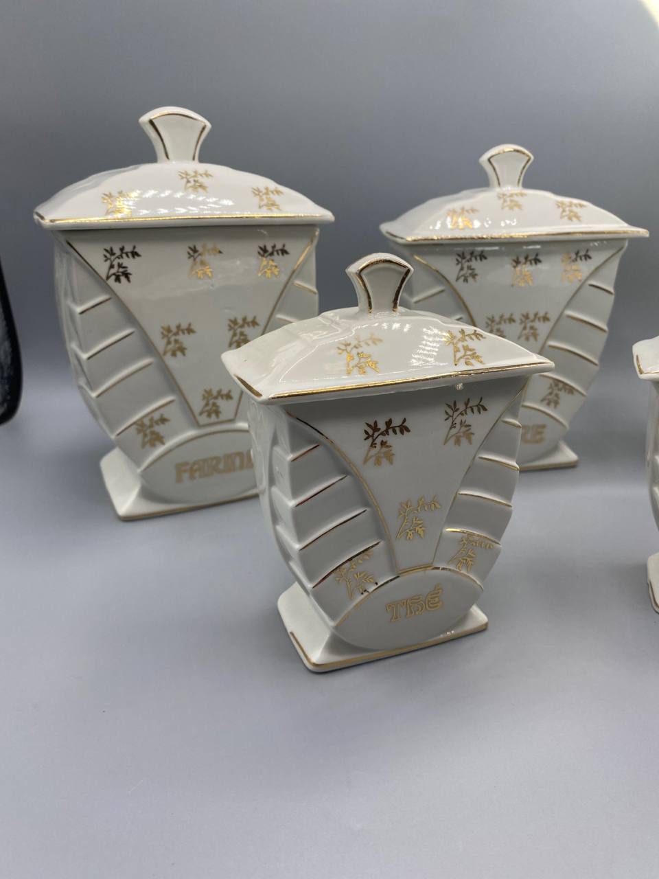 Gros plan 3 pots à épices Art Déco faïence décor doré reliefs géométriques couvercles d’origine
